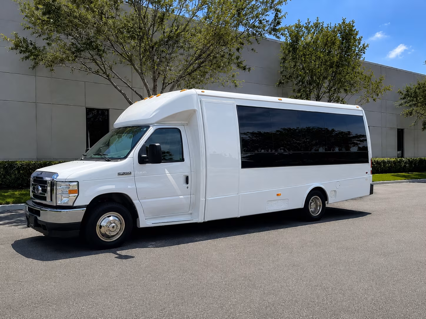 corporate and conference shuttle buses in temecula